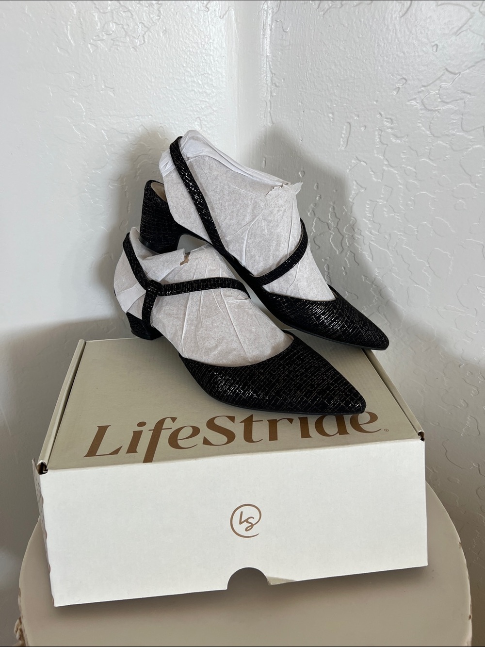 Life Stride Black Pointed Toe Cross-Strap kitten Heels